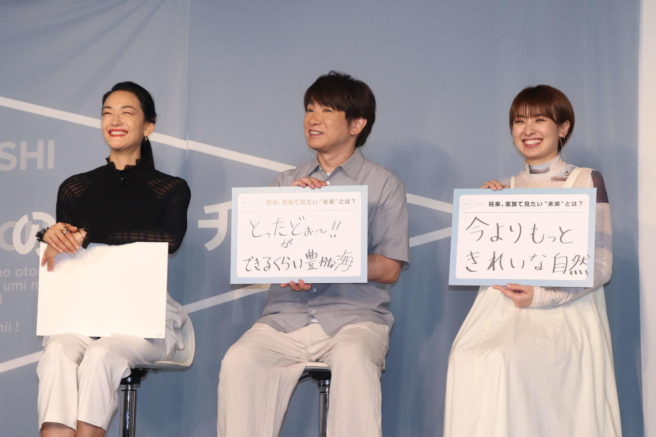 「ITOCHU SDGs STUDIO RESTAURANT　星のキッチン」オープン記念イベントに登壇した、左から冨永愛、濱口優、南明奈（撮影・加藤理沙）