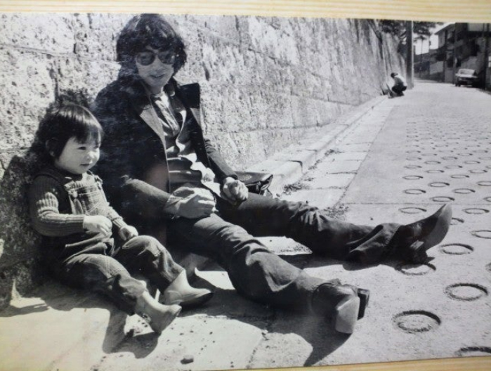 若かりし父・芳雄さんと一緒に写った幼少期の写真（原田喧太オフィシャルブログから）