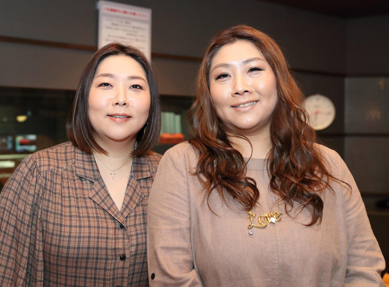 海原やすよ（左）ともこ（右）（20年3月）