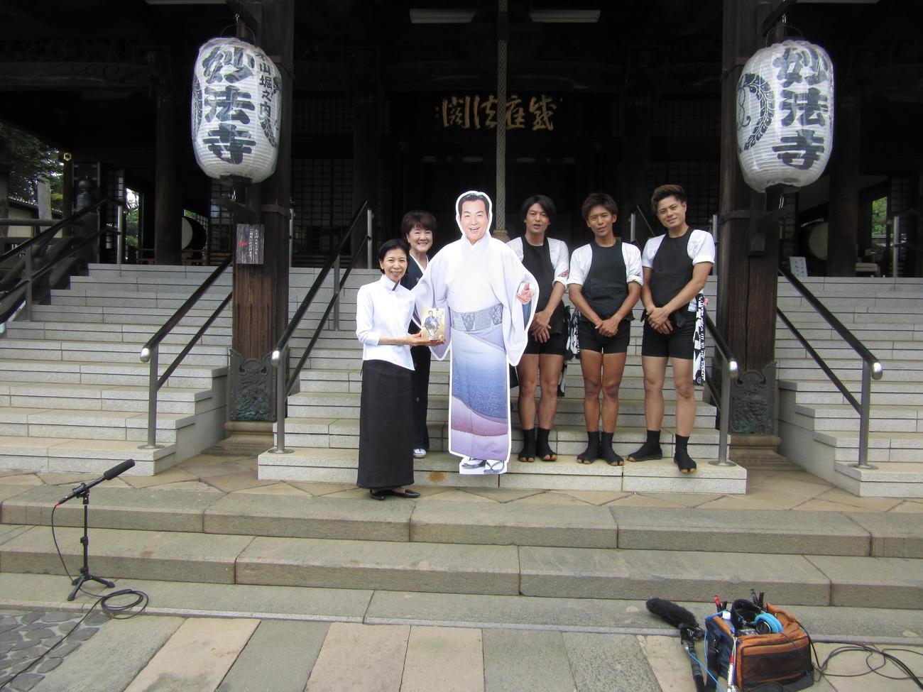 三波春夫さんが眠る妙法寺で、三波さんの等身大のボードを囲む左から長女・美夕紀さん、川中美幸、東京力車（石橋拓也、白上一成、田井裕一）＝19日、東京・堀ノ内の妙法寺