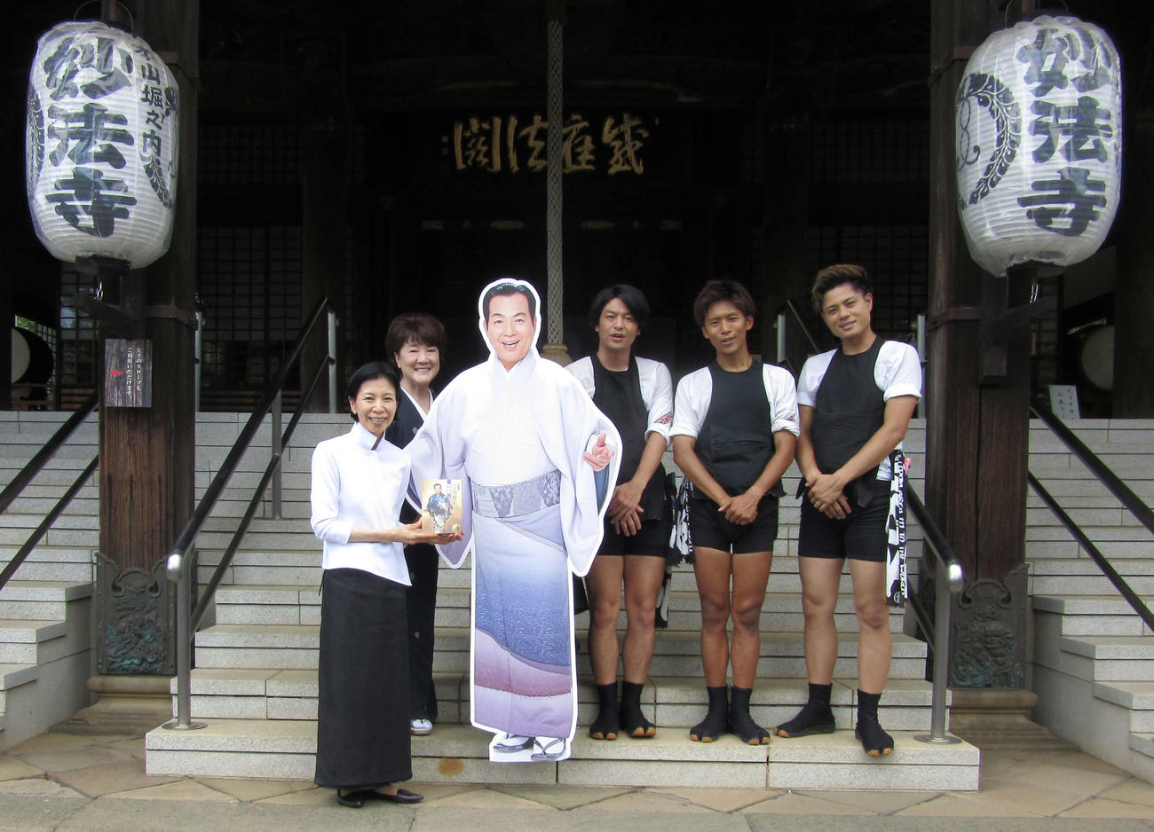 妙法寺で三波春夫さんの等身大のボードを囲む、左から長女・美夕紀さん、川中美幸、東京力車の石橋拓也、白上一成、田井裕一
