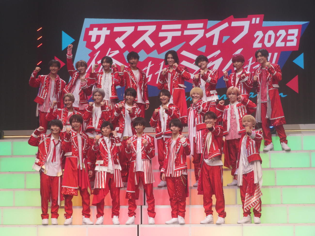 「サマステライブ2023　俺たちがミライだ！！」に出演する少年忍者。前列左から檜山光成、深田竜生、川崎皇輝、田村海琉、織山尚大、内村颯太、黒田光輝。2列目左から安嶋秀生、北川拓実、小田将聖、久保廉、元木湧、青木滉平。後列左から稲葉通陽、長瀬結星、川崎星輝、鈴木悠仁、ヴァサイェガ渉、瀧陽次郎、山井飛翔、豊田陸人（撮影・横山慧）