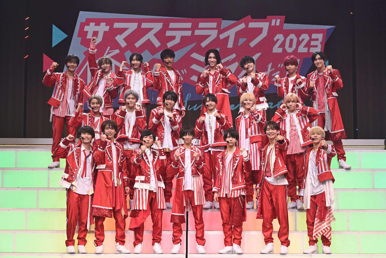 「サマステライブ2023　俺たちがミライだ！！」に出演する少年忍者。前列左から檜山光成、深田竜生、川崎皇輝、田村海琉、織山尚大、内村颯太、黒田光輝。2列目左から安嶋秀生、北川拓実、小田将聖、久保廉、元木湧、青木滉平。後列左から稲葉通陽、長瀬結星、川崎星輝、鈴木悠仁、ヴァサイェガ渉、瀧陽次郎、山井飛翔、豊田陸人（撮影・横山慧）