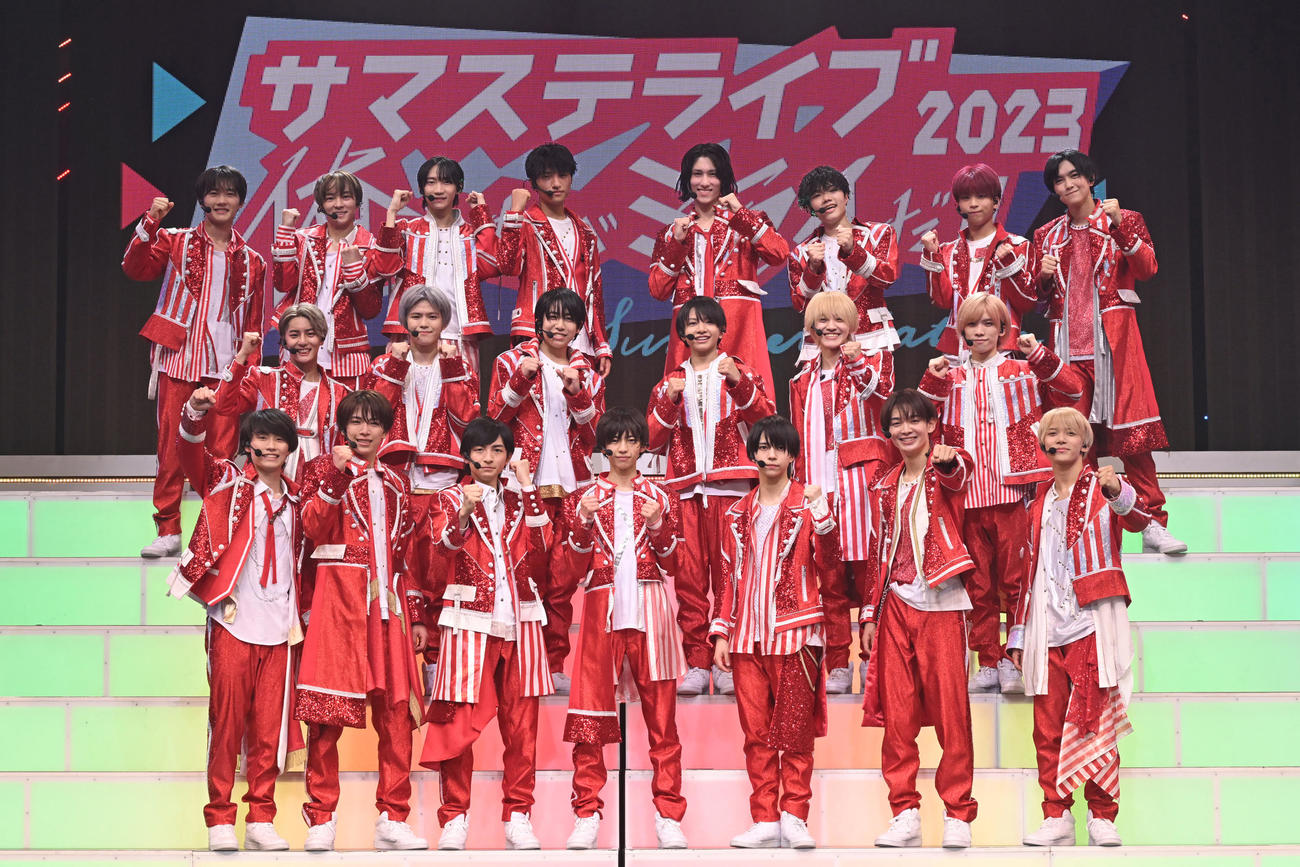 「サマステライブ2023　俺たちがミライだ！！」に出演する少年忍者。前列左から檜山光成、深田竜生、川崎皇輝、田村海琉、織山尚大、内村颯太、黒田光輝。2列目左から安嶋秀生、北川拓実、小田将聖、久保廉、元木湧、青木滉平。後列左から稲葉通陽、長瀬結星、川崎星輝、鈴木悠仁、ヴァサイェガ渉、瀧陽次郎、山井飛翔、豊田陸人（撮影・横山慧）
