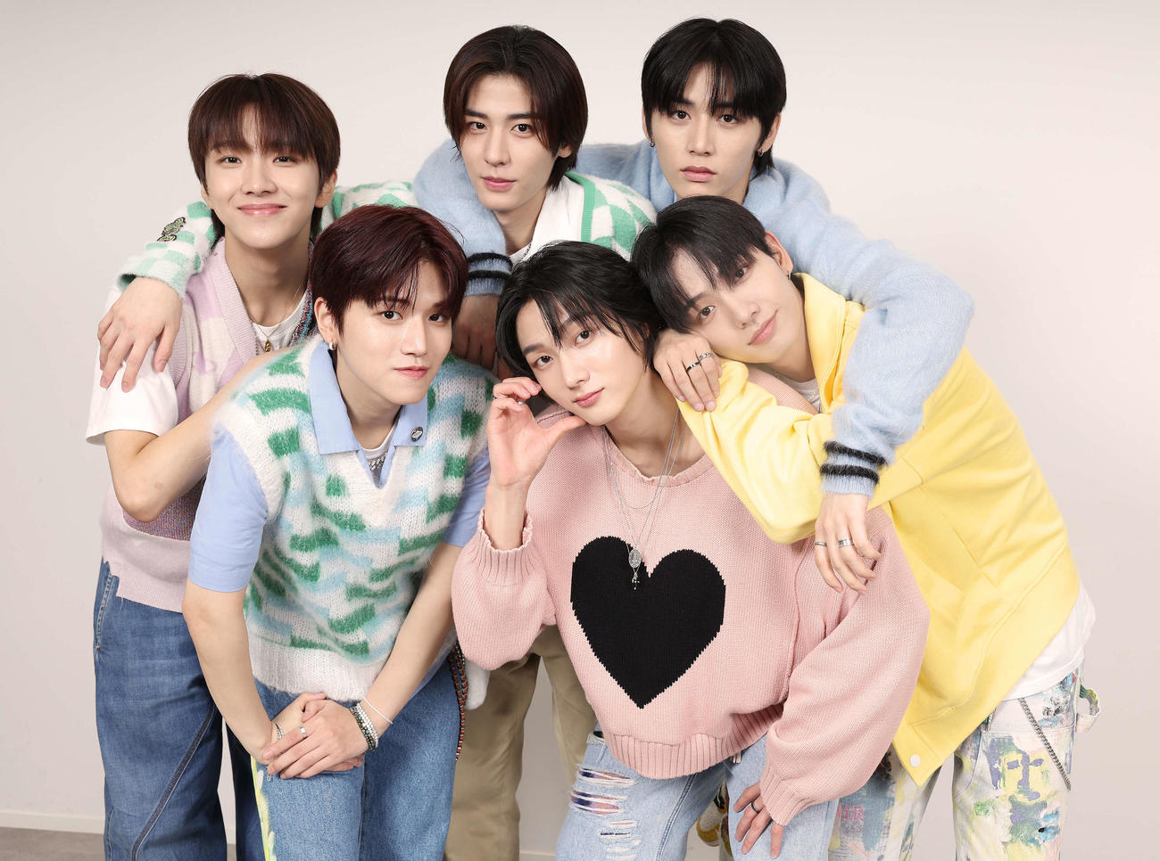 初来日を果たしたBOYNEXTDOOR。左から前列左からRIWOO、SUNGHO、JAEHYUN、後列左からWOONHAK、LEEHAN、TAESAN（撮影・野上伸悟）