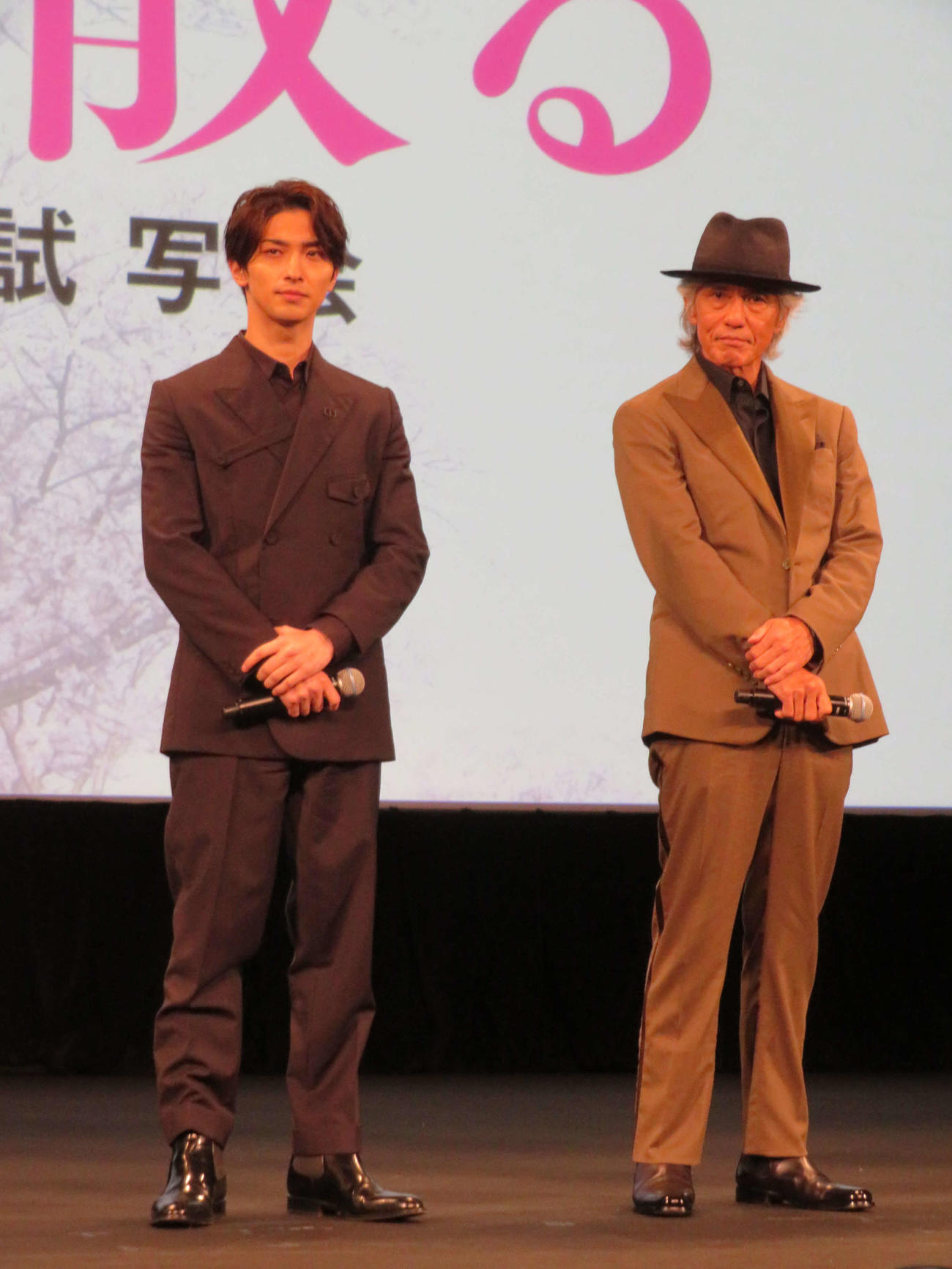 映画「春に散る」完成披露試写会に登壇した横浜流星（左）と佐藤浩市（撮影・村上幸将）