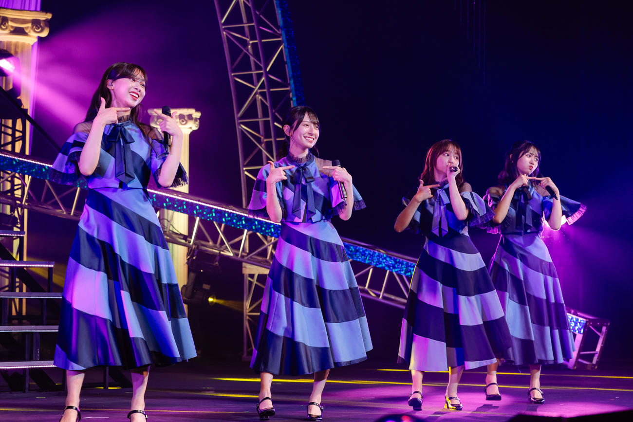 卒業セレモニーに出演した日向坂46影山優佳（左から3人目）