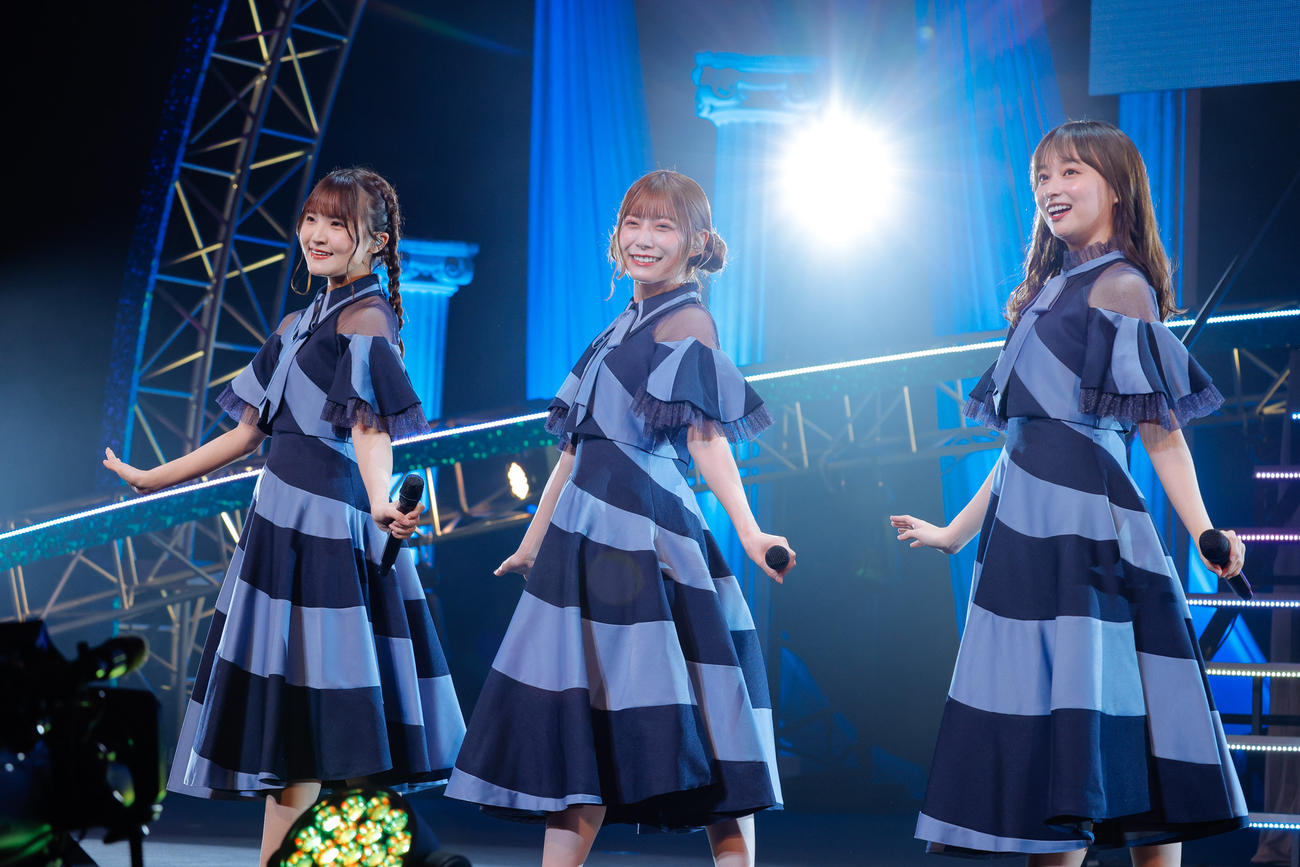 卒業セレモニーに出演した日向坂46影山優佳（右）