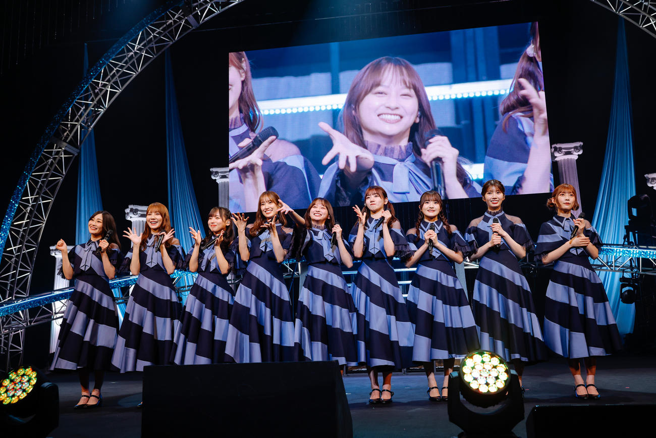 卒業セレモニーに出演した日向坂46影山優佳（中央）