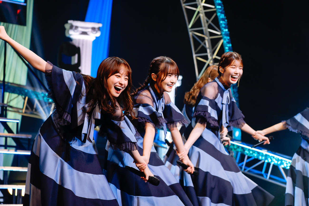 卒業セレモニーに出演した日向坂46影山優佳（左）