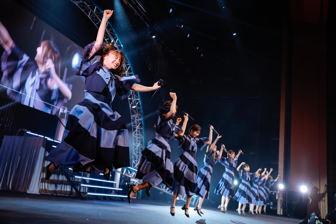 影山優佳の卒業セレモニーでパフォーマンスする日向坂46