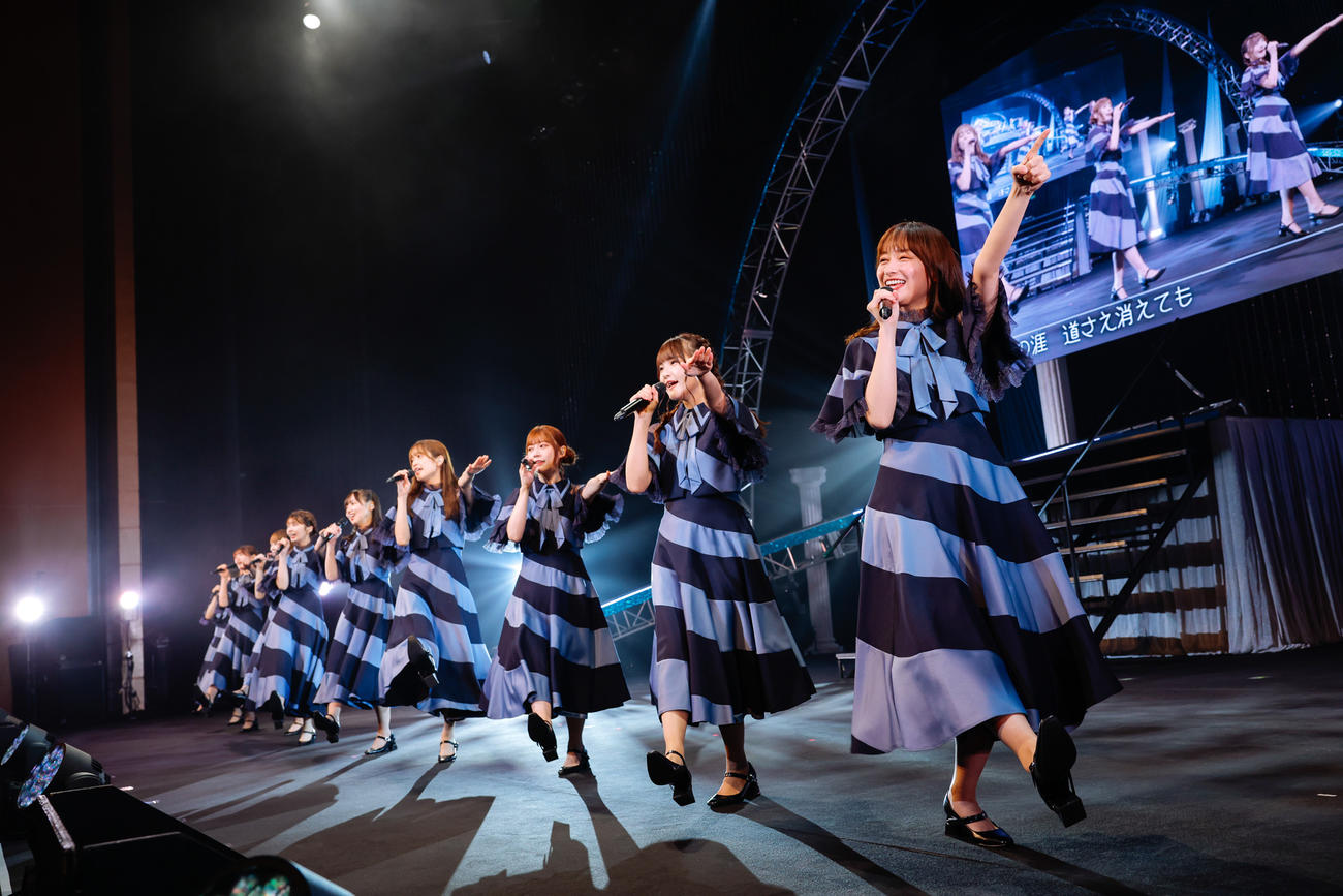 卒業セレモニーに出演した日向坂46影山優佳（右）