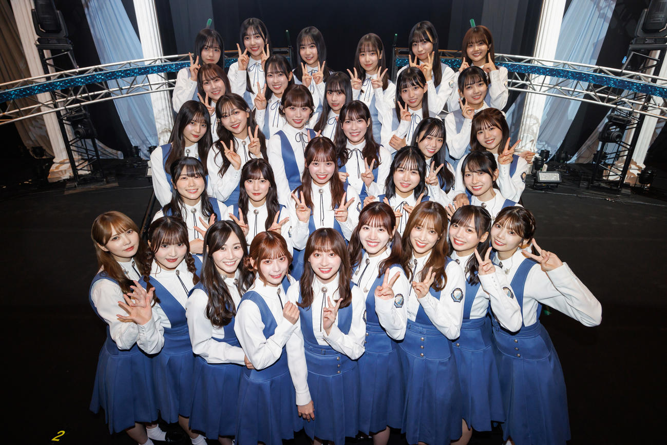 卒業セレモニーに出演した日向坂46影山優佳（前列中央）