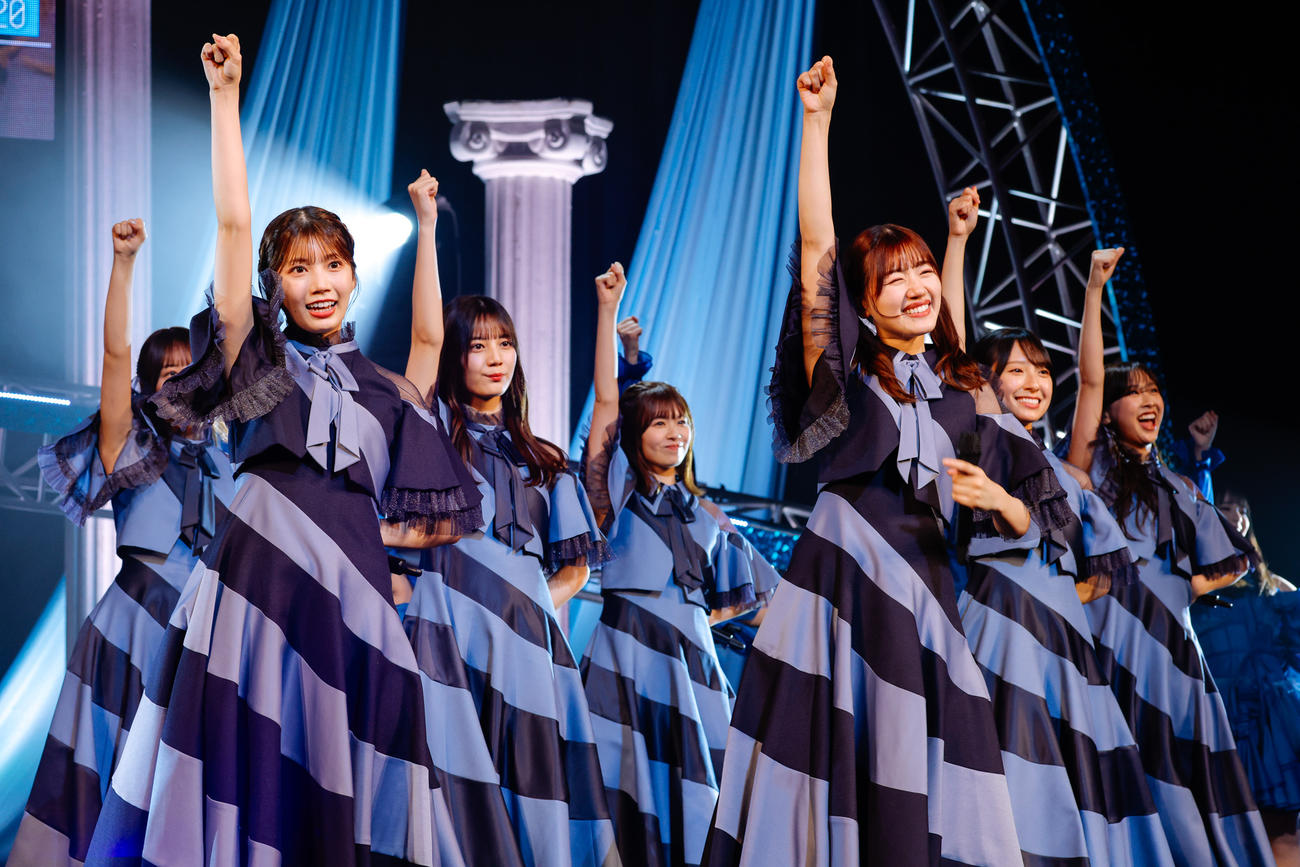 影山優佳の卒業セレモニーでパフォーマンスする日向坂46