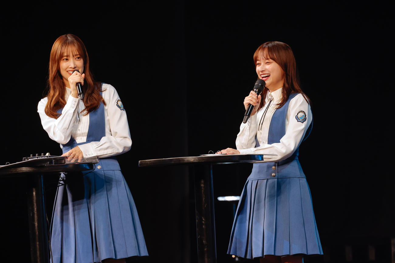卒業セレモニーに出演した日向坂46影山優佳（右）