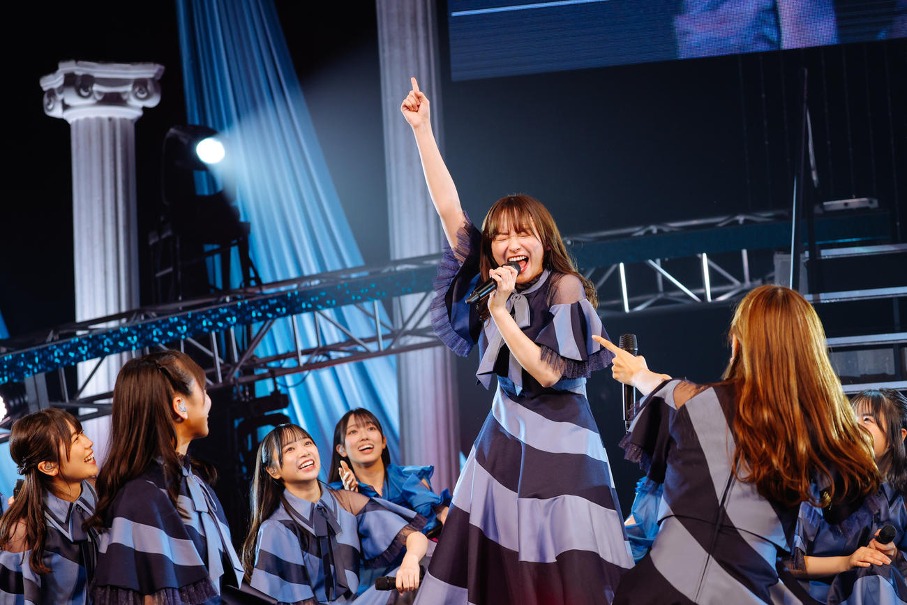 卒業セレモニーに出演した日向坂46影山優佳（中央）