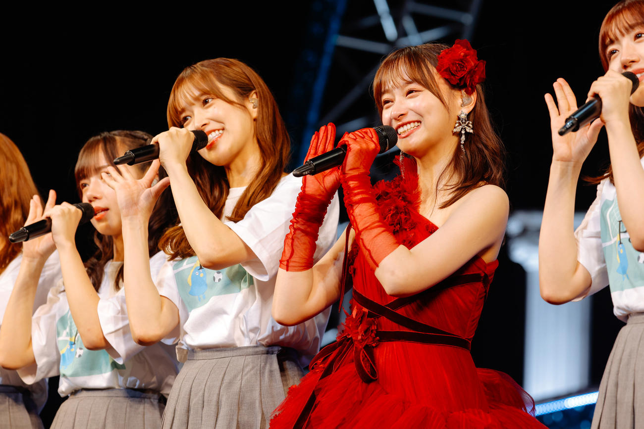 卒業セレモニーに出演した日向坂46影山優佳（右から2人目）