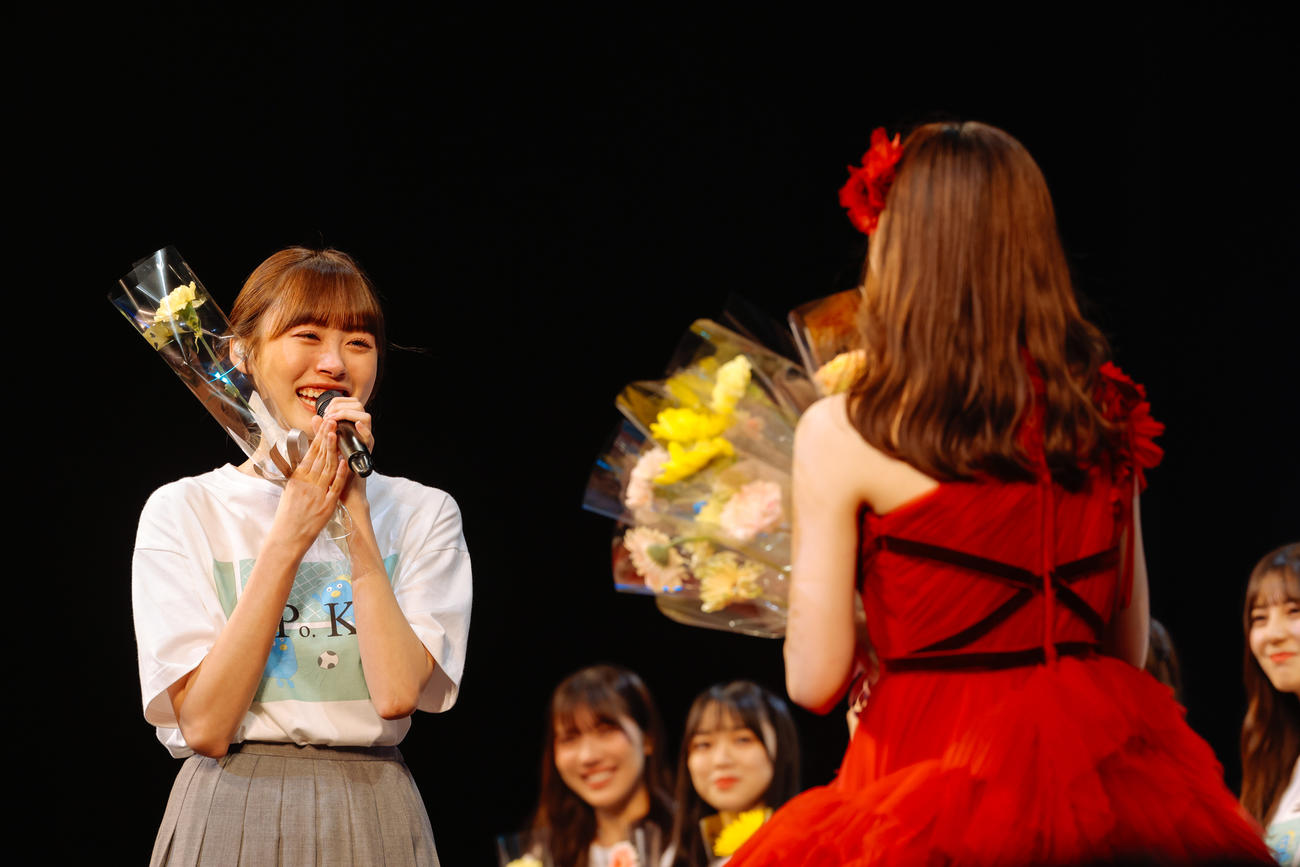 卒業セレモニーに出演した日向坂46影山優佳は高橋未来虹から花を渡される