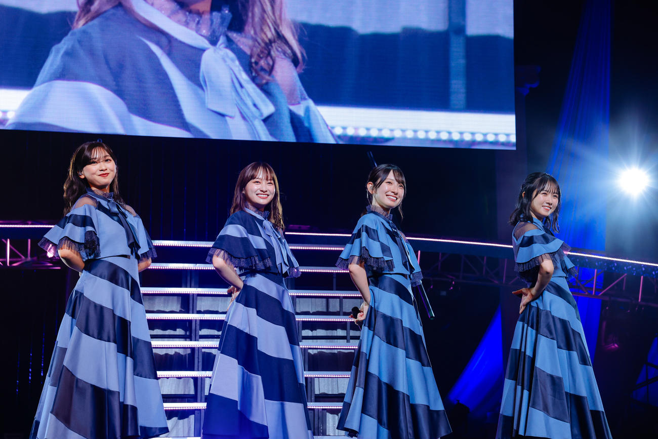 卒業セレモニーに出演した日向坂46影山優佳（左から2人目）