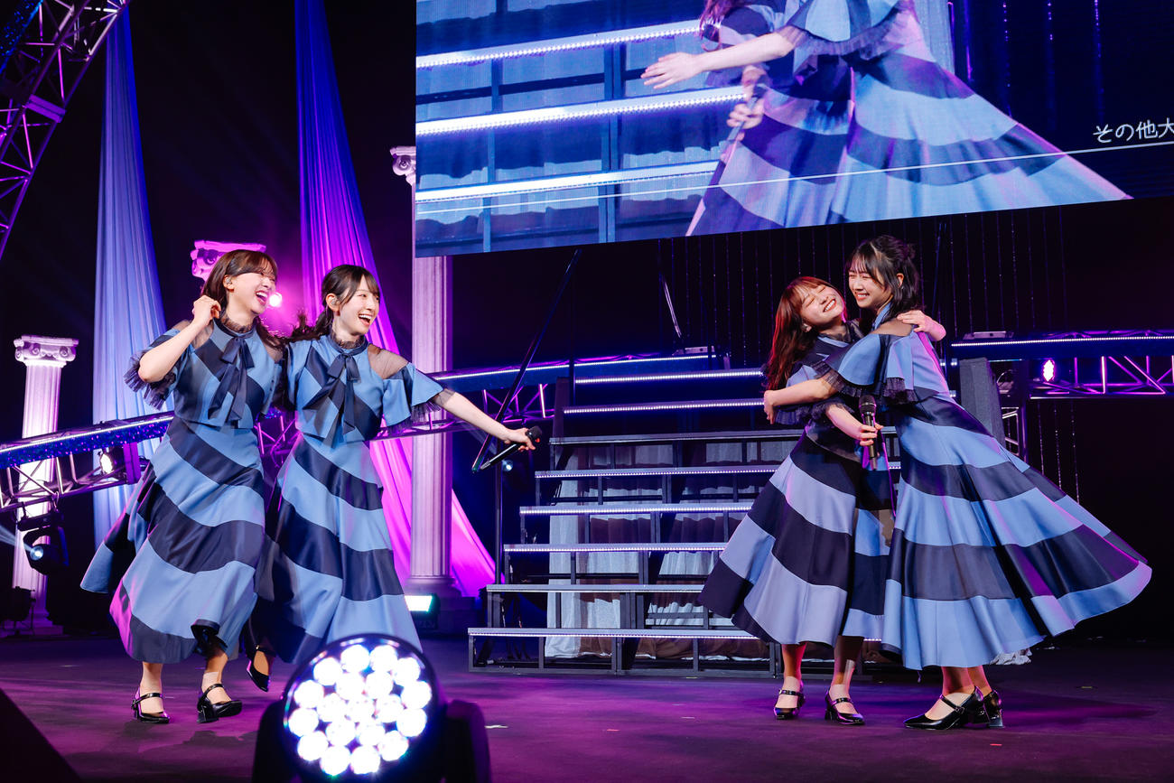 卒業セレモニーに出演した日向坂46影山優佳（左から3人目）