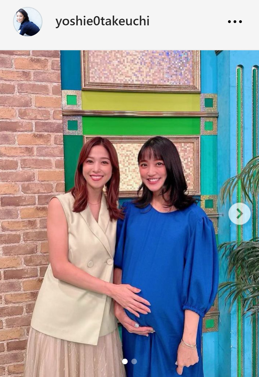 妊娠中の竹内由恵（右）のおなかに手を当て笑顔を見せる鷲見玲奈（竹内由恵のインスタグラムから）
