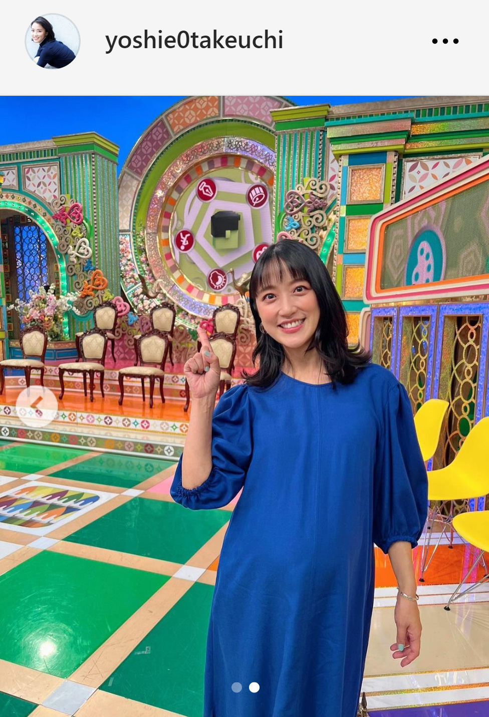 「プレバト！！」の収録現場でポーズをとる竹内由恵（竹内由恵のインスタグラムから）