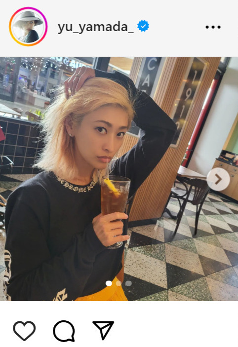金髪になった髪をかきあげる山田優（山田優のインスタグラムから）