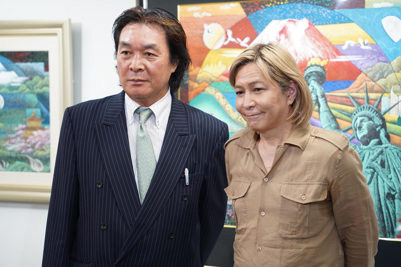 「曹亜鋼アートセンター製作発表会」に出席した小室哲哉（右）と曹亜鋼氏（撮影・佐藤勝亮）