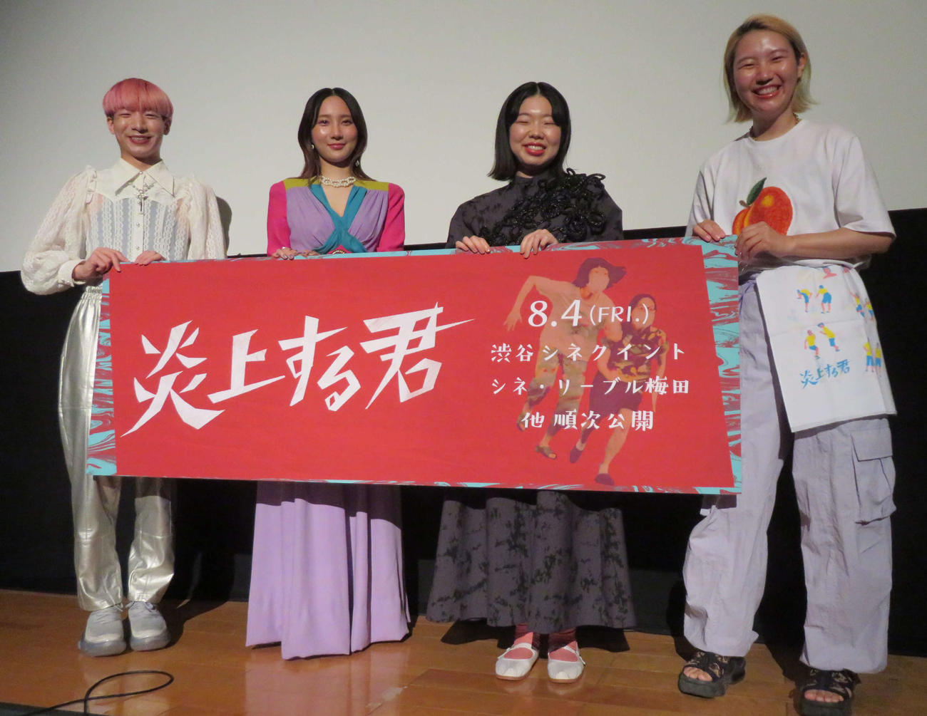 映画「炎上する君」先行上映会に登壇した、左から、ゆっきゅん、ファーストサマーウイカ、うらじぬの、ふくだももこ監督（撮影・村上幸将）