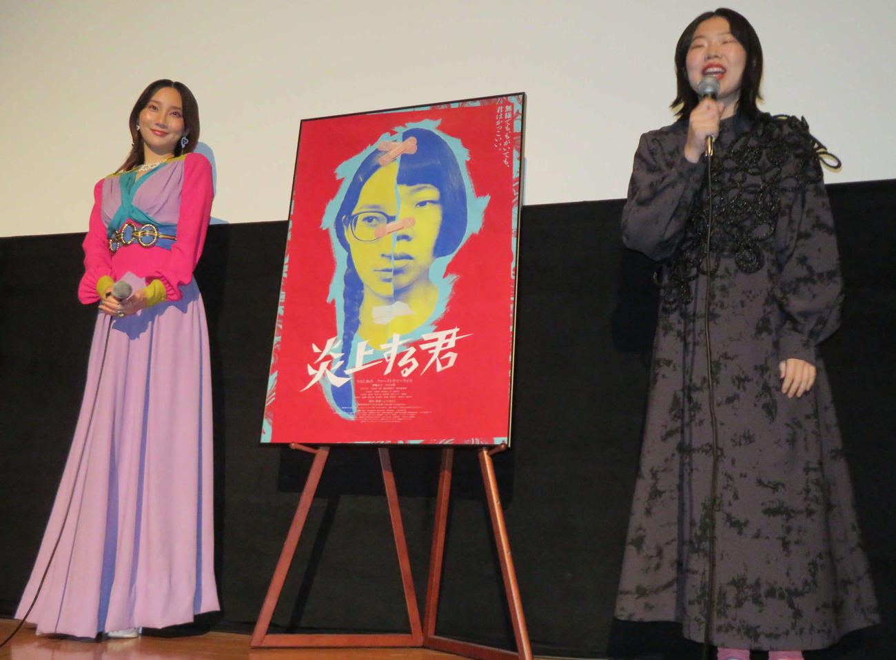映画「炎上する君」先行上映会に登壇したファーストサマーウイカ（左）と、うらじぬの（撮影・村上幸将）