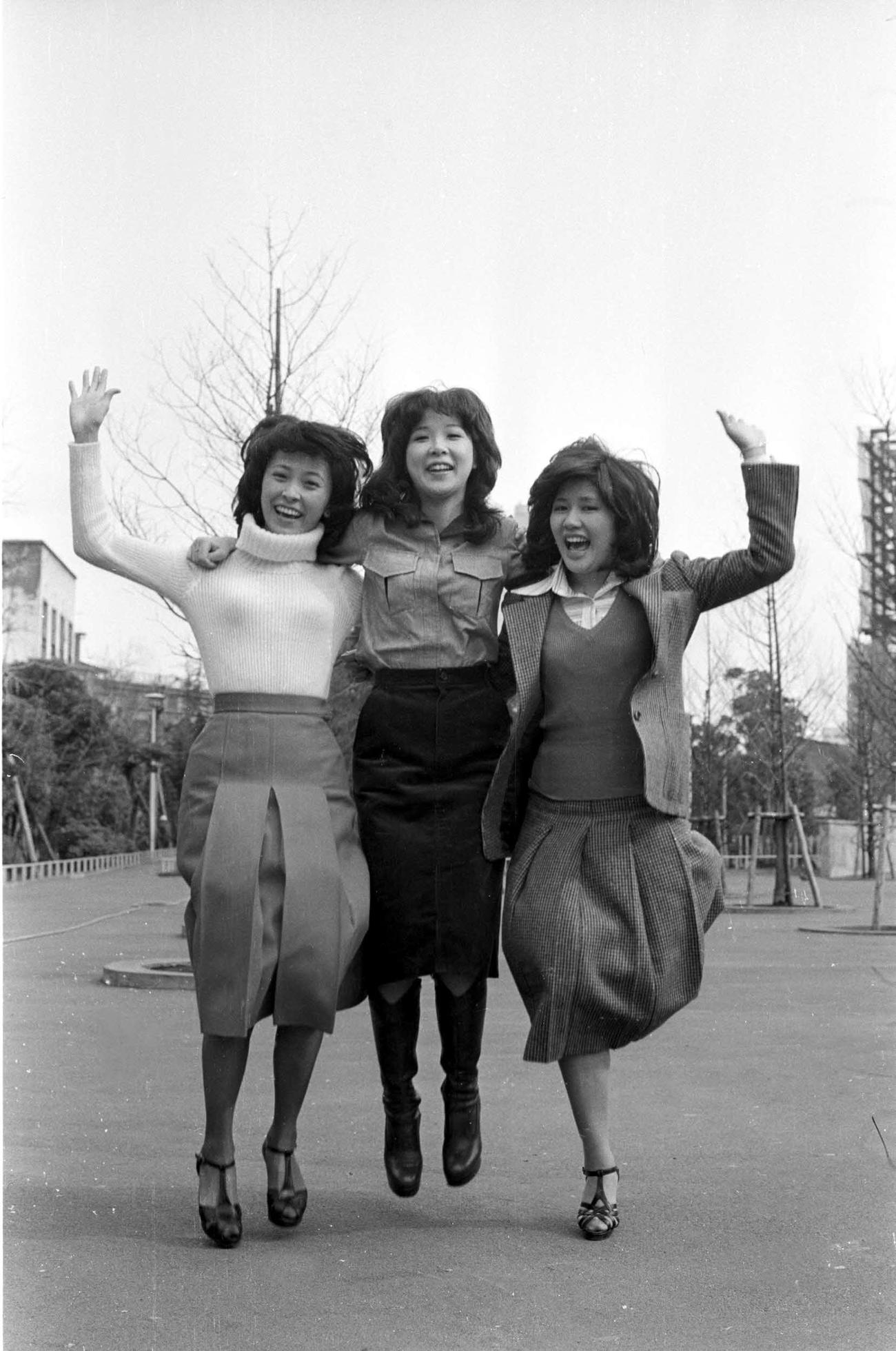 キャンディーズ。左から藤村美樹、伊藤蘭、田中好子（1976年3月撮影）