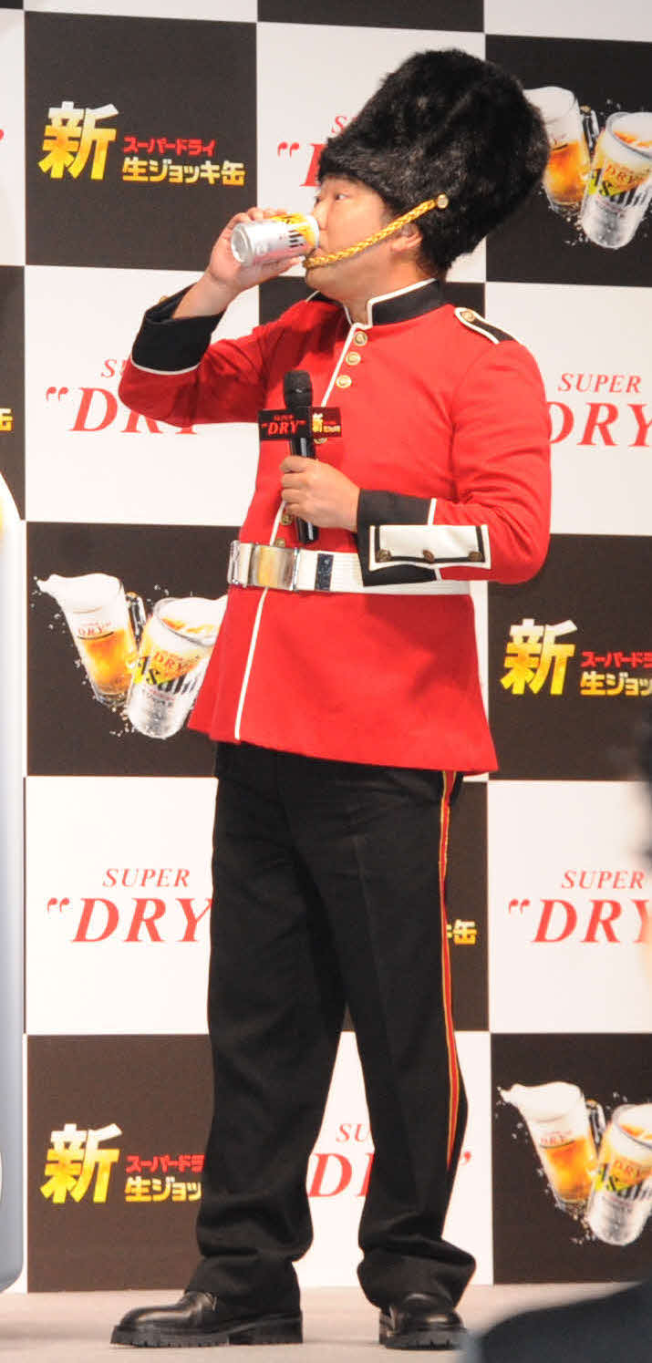 「スーパードライ生ジョッキ缶リニューアル記念イベント」で新作ビールを飲む、とにかく明るい安村（撮影・松尾幸之介）