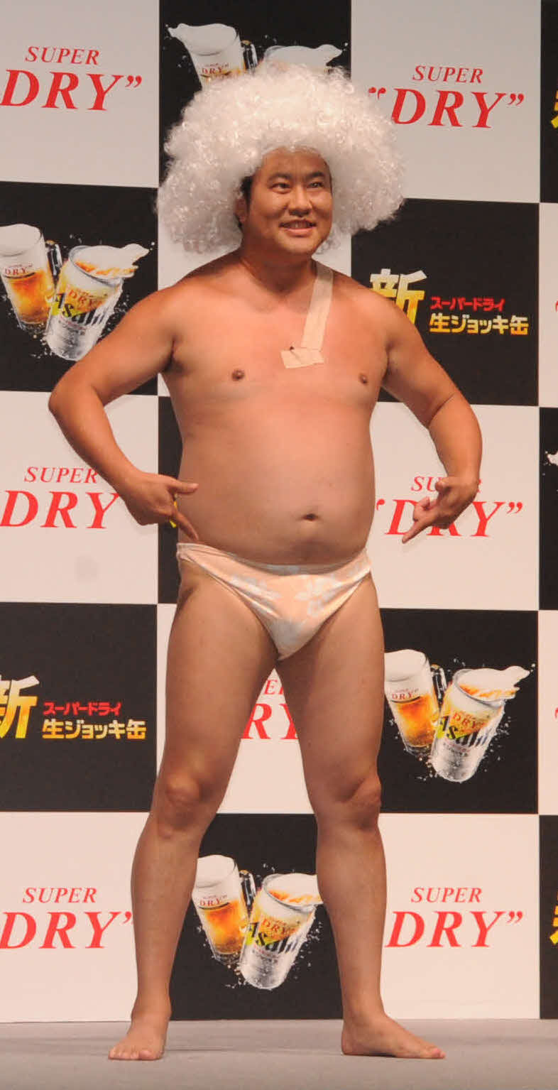 「スーパードライ生ジョッキ缶リニューアル記念イベント」でネタを披露する、とにかく明るい安村（撮影・松尾幸之介）
