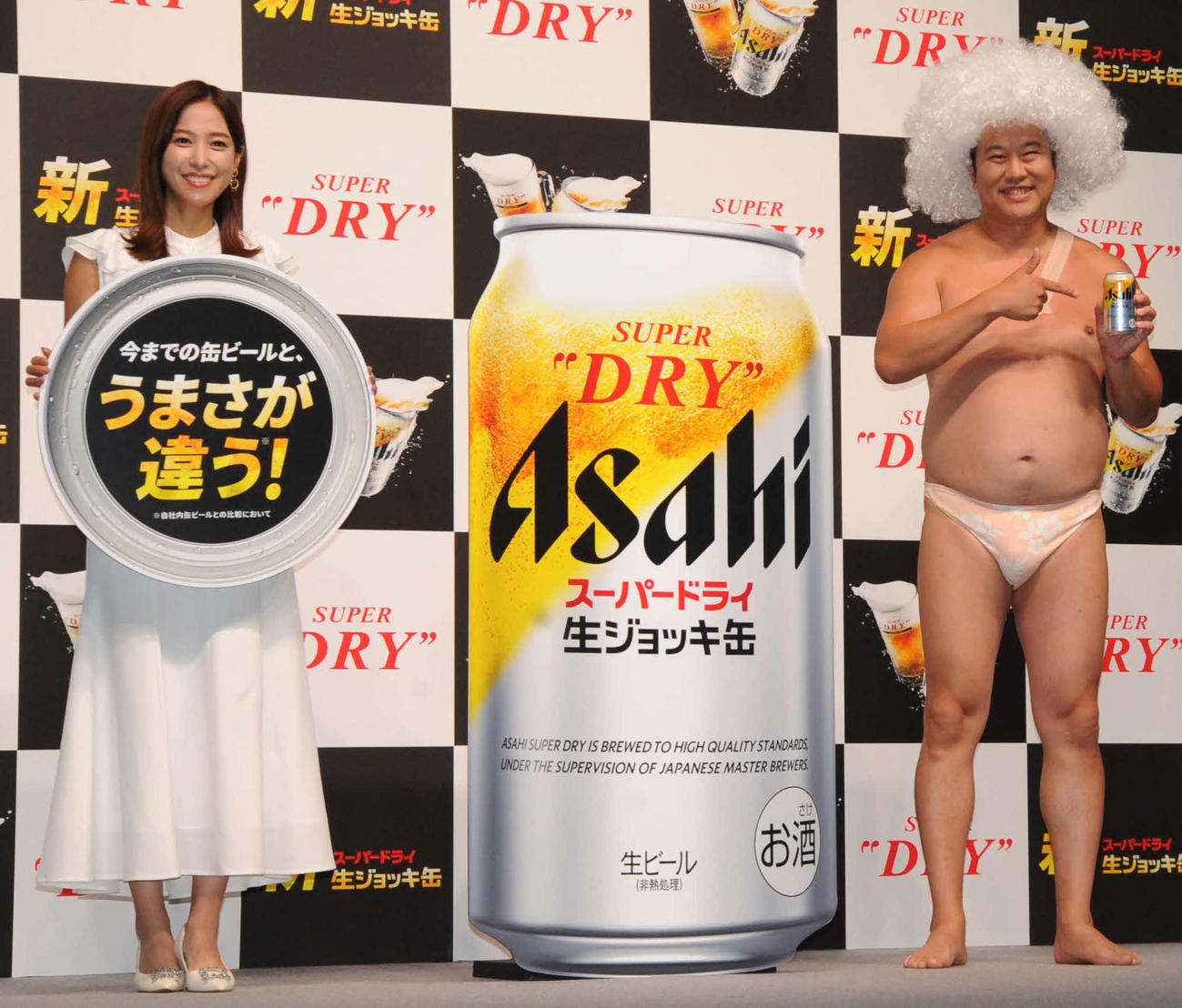 「スーパードライ生ジョッキ缶リニューアル記念イベント」に出席した、とにかく明るい安村（右）と鷲見玲奈（撮影・松尾幸之介）