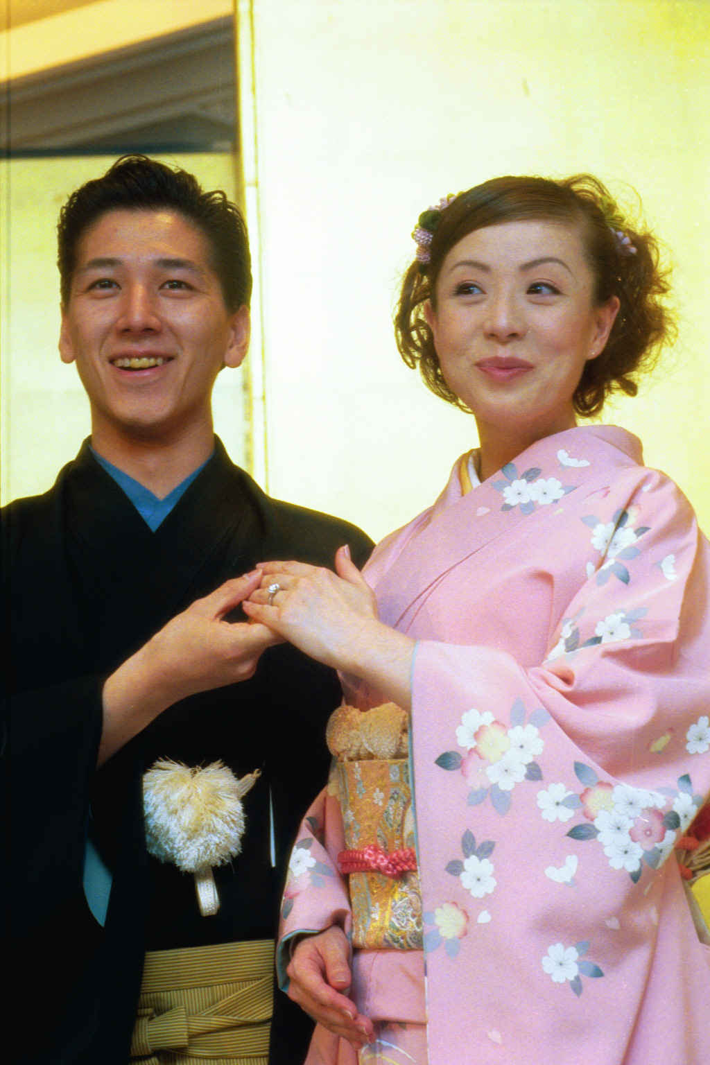 婚約会見する和泉元彌と羽野晶紀（2001年撮影）