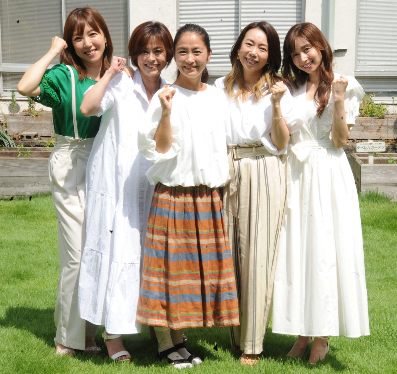 デビュー30周年記念ライブへ向け気合いを入れるOPDの、左から上田美穂、古谷文乃、武内由紀子、稲葉貴子、中野公美子（撮影・松尾幸之介）
