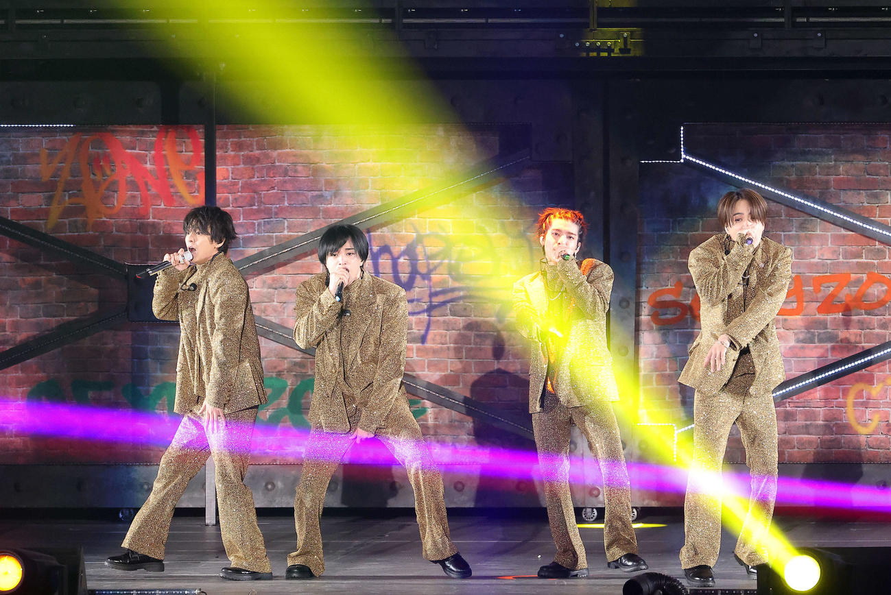 ステージを盛り上げるSexy Zone。左から佐藤勝利、中島健人、松島聡、菊池風磨（撮影・河田真司）