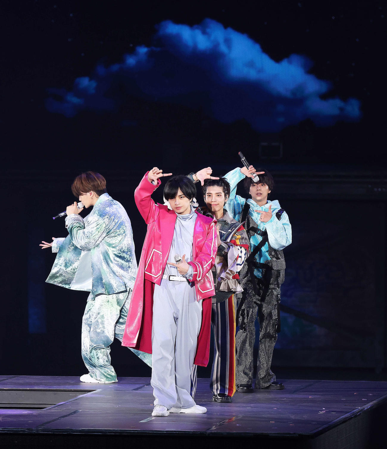 ポーズを決めるSexy Zone。手前から中島健人、松島聡、佐藤勝利。左は菊池風磨（撮影・河田真司）