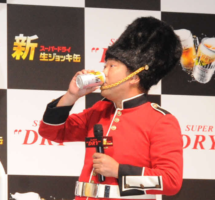 「スーパードライ生ジョッキ缶リニューアル記念イベント」で新作ビールを飲む、とにかく明るい安村（撮影・松尾幸之介）