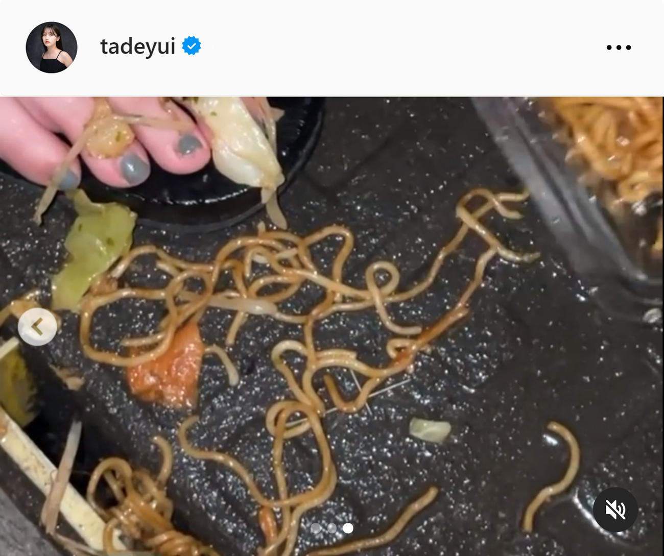 焼きそばを落とす蓼沼優衣（蓼沼優衣のインスタグラムから）