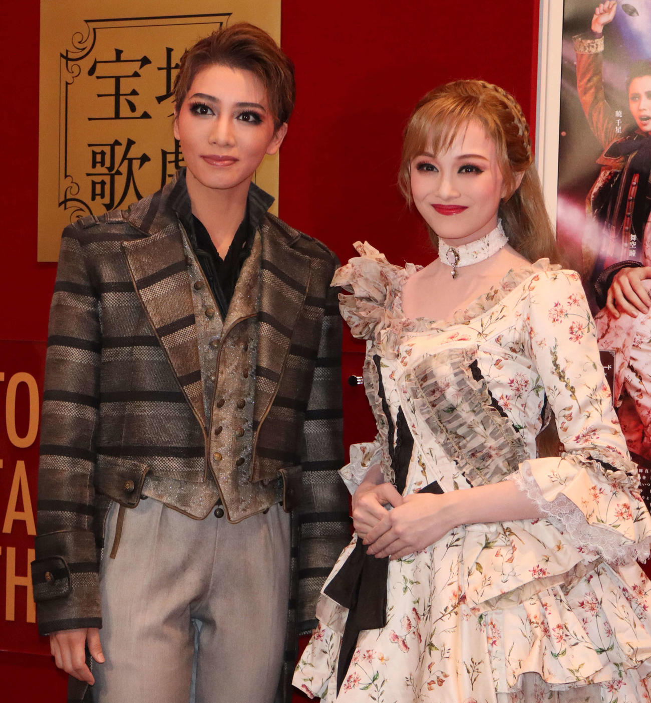 宝塚歌劇星組公演「1789－バスティーユの恋人たち－」通し舞台稽古後に取材に応じたトップ礼真琴（左）、相手娘役の舞空瞳
