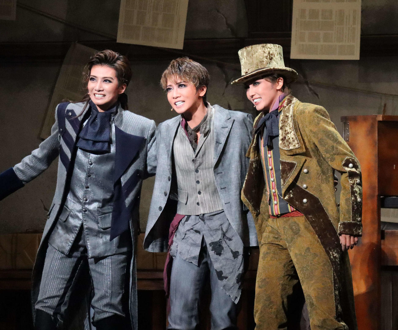 宝塚歌劇星組公演「1789－バスティーユの恋人たち－」に出演の、左から極美慎、礼真琴、暁千星