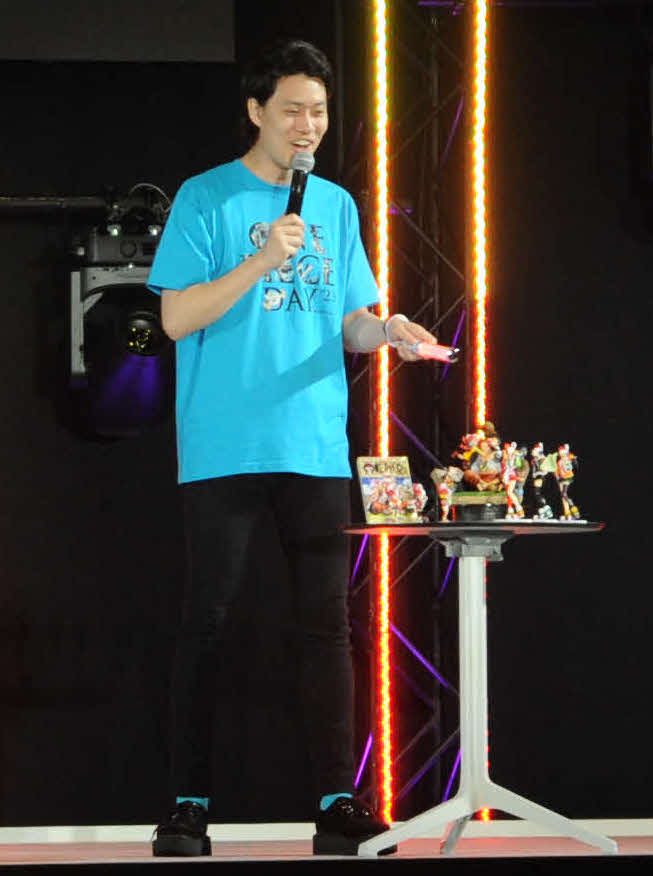 「ONE PIECE DAY’23」前夜祭に出演し、キャラクターフィギュアを前に笑顔をみせる霜降り明星の粗品（撮影・松尾幸之介）