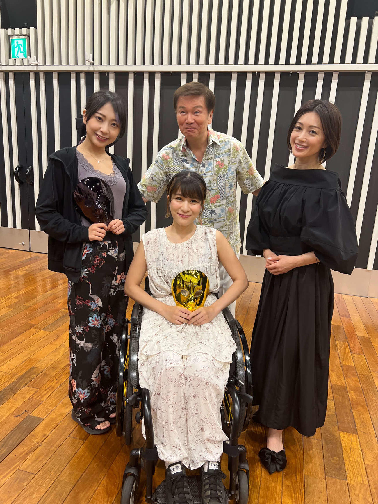 森田健作（後列中央）のラジオ番組にゲスト出演した仮面女子の猪狩ともか（前列）月野もあ（後列左）とアシスタントの酒井法子