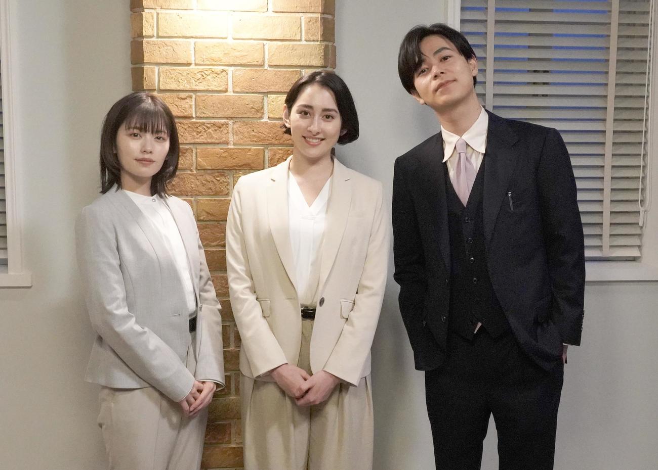 「転職の魔王様」に出演する、左から小芝風花、早見あかり、成田凌（C）カンテレ