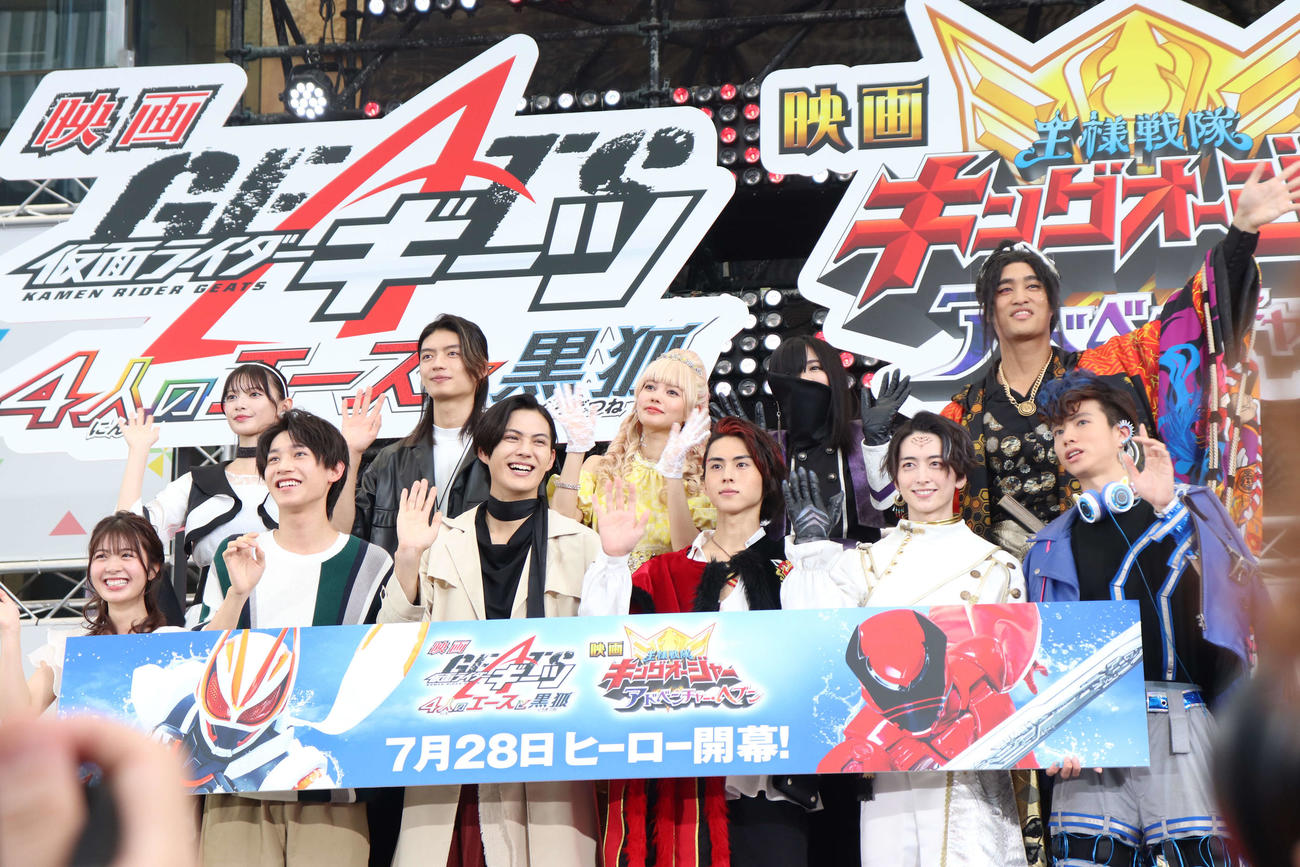 映画「仮面ライダーギーツ4人のエースと黒狐」「王様戦隊キングオージャー　アドベンチャー・ヘブン」公開直前スペシャルイベントに登壇した、前列左から星乃夢奈、佐藤瑠雅、簡秀吉、酒井大成、池田匡志、渡辺碧斗。後列左から青島心、杢代和人、村上愛花、平川結月、佳久創（撮影・加藤理沙）
