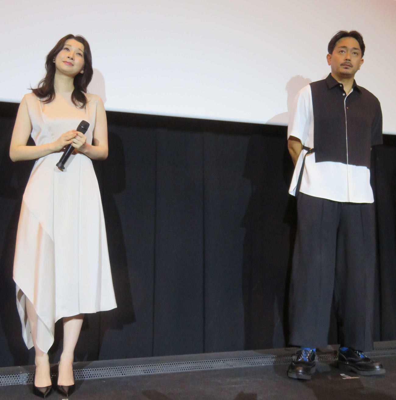 映画「セフレの品格　初恋」公開記念舞台あいさつに登壇した行平あい佳と青柳翔（撮影・村上幸将）