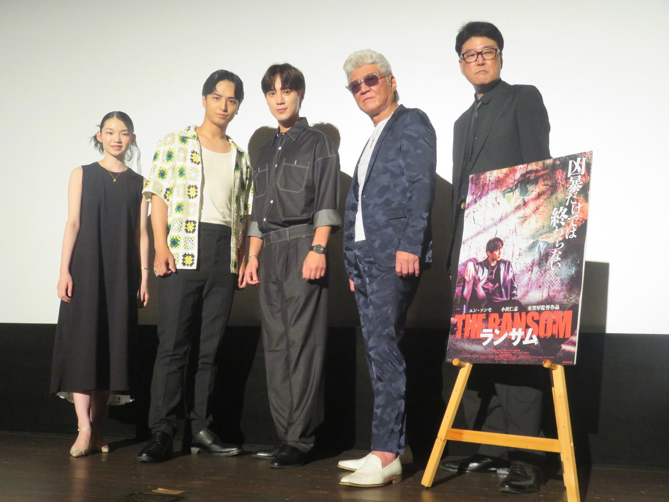 映画「ランサム」の舞台あいさつに出席した吉田玲（左端）。右へ中村優一、ユン・ソンモ、小沢仁志、室賀厚監督