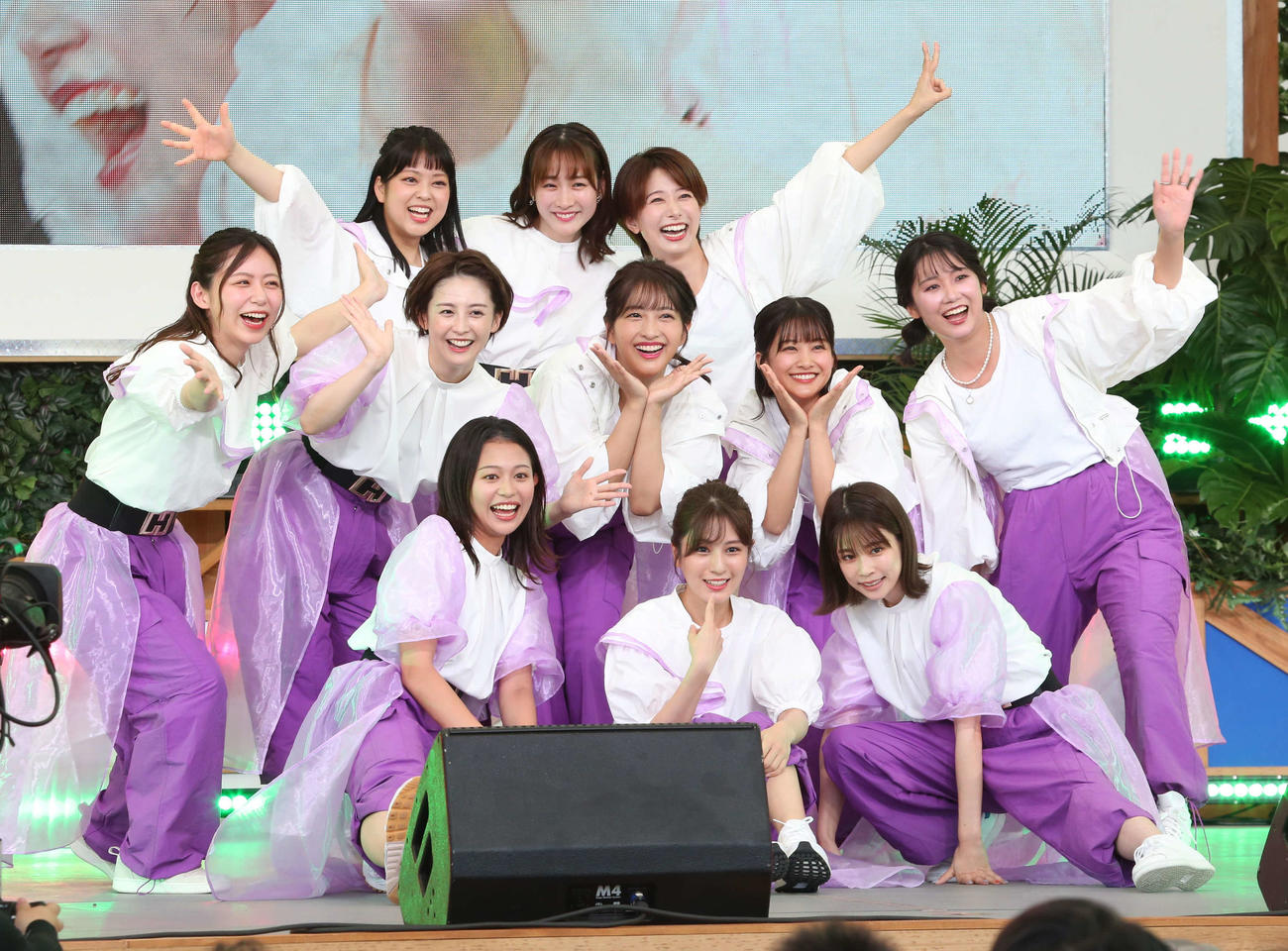 「お台場冒険王2023 SUMMER SPLASH！」オープニグセレモニーに登場するフジテレビアナウンサー。前列左から松崎涼佳、堤礼実、鈴木唯、中列左から小山内鈴奈、宮司愛海、藤本万梨乃、原田葵、新美有加、後列左から杉原千尋、岸本理沙、海老原優香