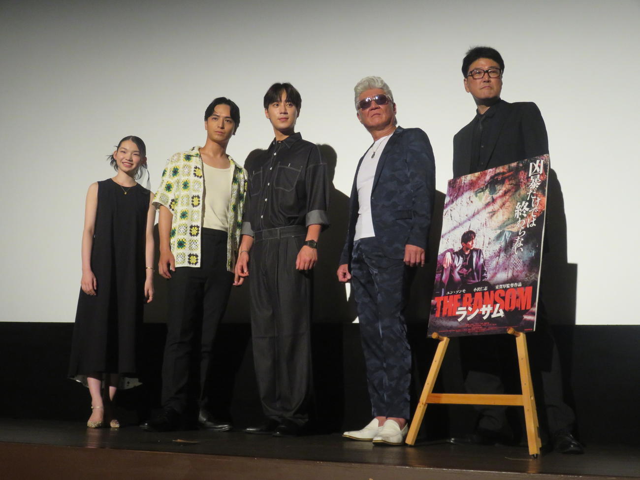 映画「ランサム」の舞台あいさつに出席した出演者たち。左から吉田玲、中村優一、ユン・ソンモ、小沢仁志、室賀厚監督